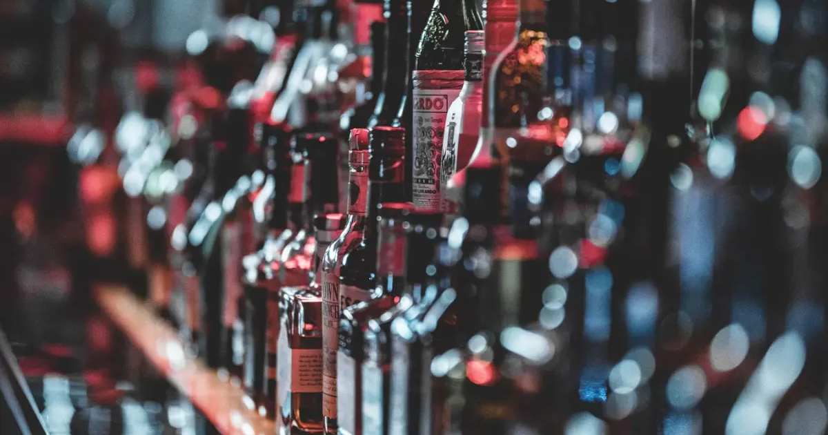 Co powiesz na kilka kieliszków znakomitej whisky? Przewodnik po świecie bursztynowego trunku